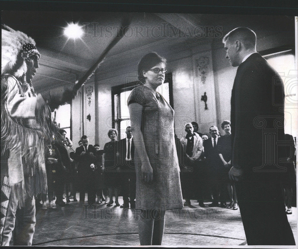 1967 Press Photo Patricia Fastwolf blessed by Chief Lame Deer - Historic Images