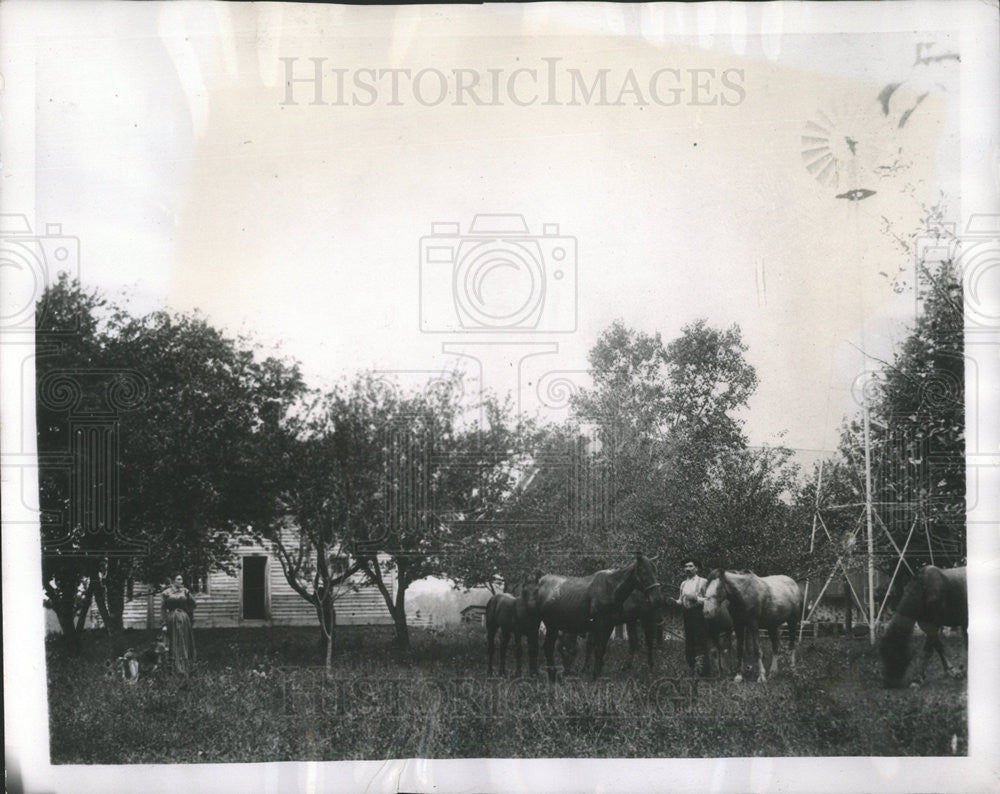 1954 Press Photo Senator Joseph McCarthy&#39;s Parents In Home In Wisconsin In 1901 - Historic Images