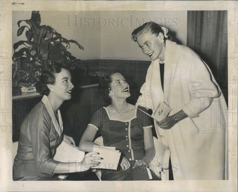 1955 Press Photo Betty McCabe,Mrs Richard Larkin, Sue Savage - Historic Images