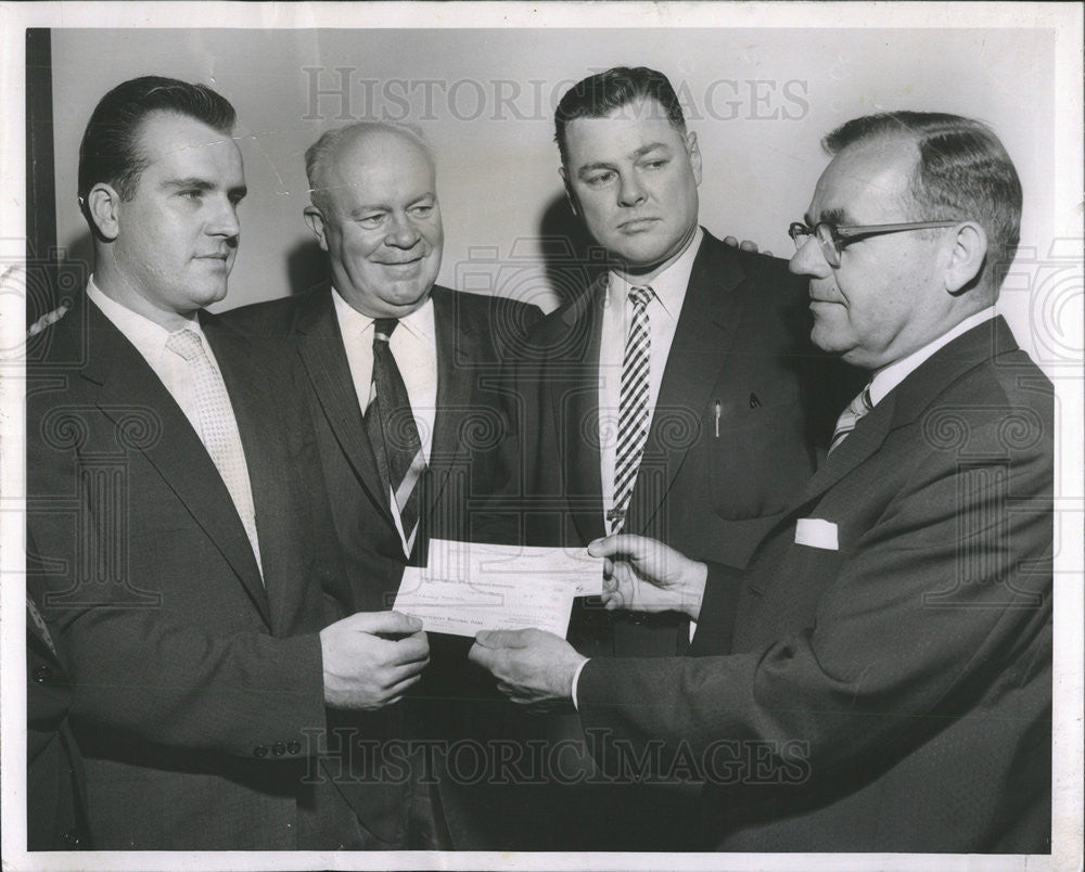 1958 Press Photo NORMAN MCCARTHY DETECTIVE REWARD OTTO L.PREISLER  DET.KENNETH - Historic Images