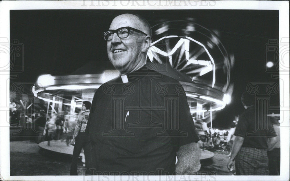 1982 Press Photo Monsignor Robert J. McCarthy,carnival chaplain - Historic Images