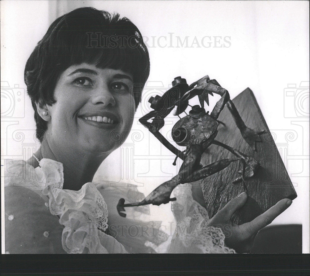 1968 Press Photo Mrs Peter McCabe whimsical frog at University Cancer Research - Historic Images