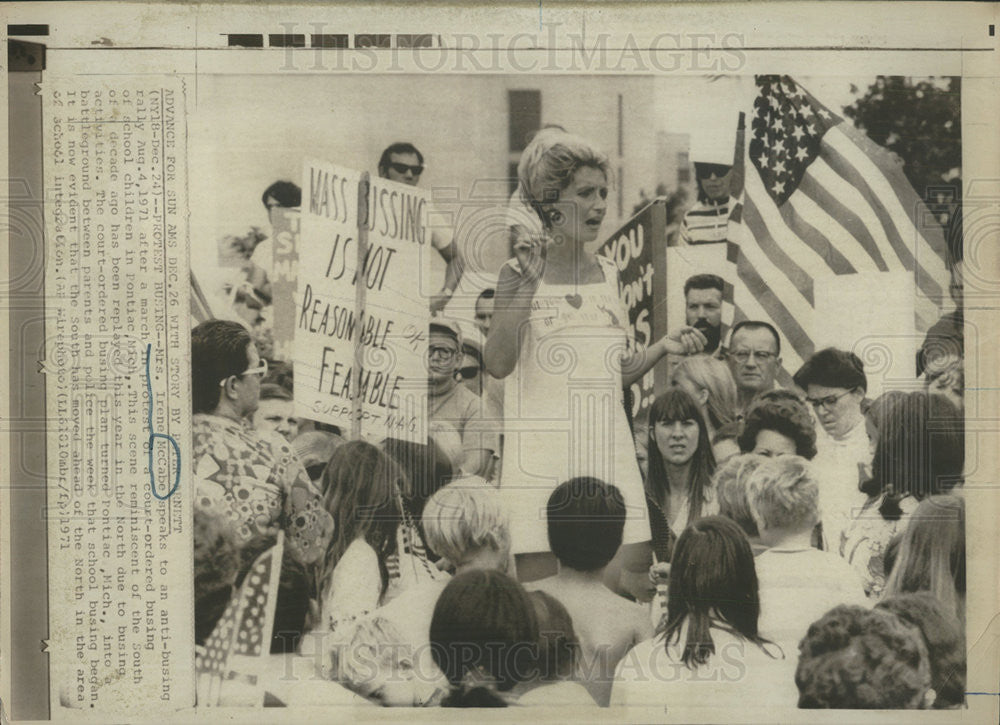 1971 Press Photo Mrs Irene McCabe speaks on anti-bussing - Historic Images