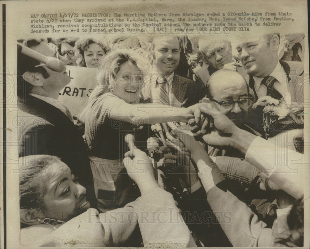 1972 Press Photo Marching Moms from Mich. end 620mi walk to D.C. - Historic Images