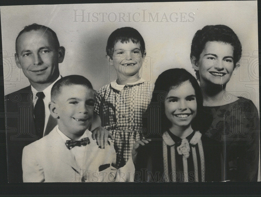 1966 Press Photo Major Frank McCallister with his family - Historic Images