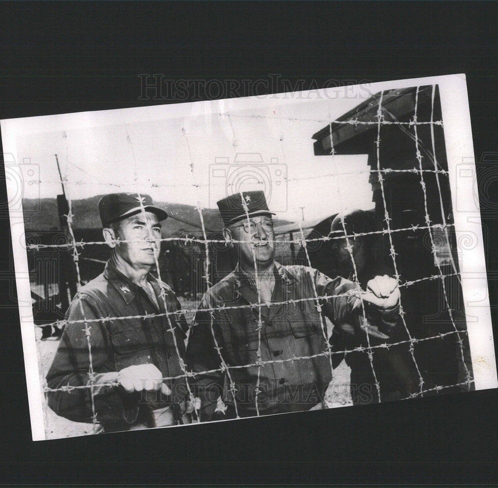 1952 Press Photo General Haydon Boatner Check Security Measure at Koje Island - Historic Images