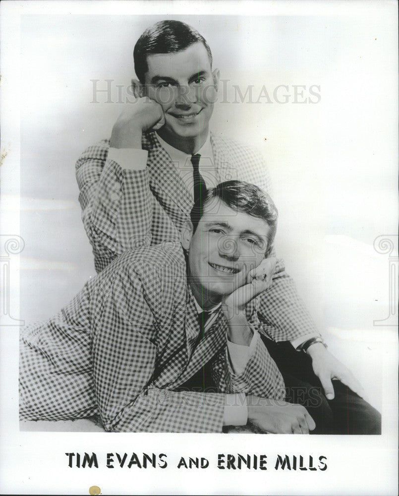 1965 Press Photo Tim Evans Ernie Mills Cantina Continental Plaza - Historic Images