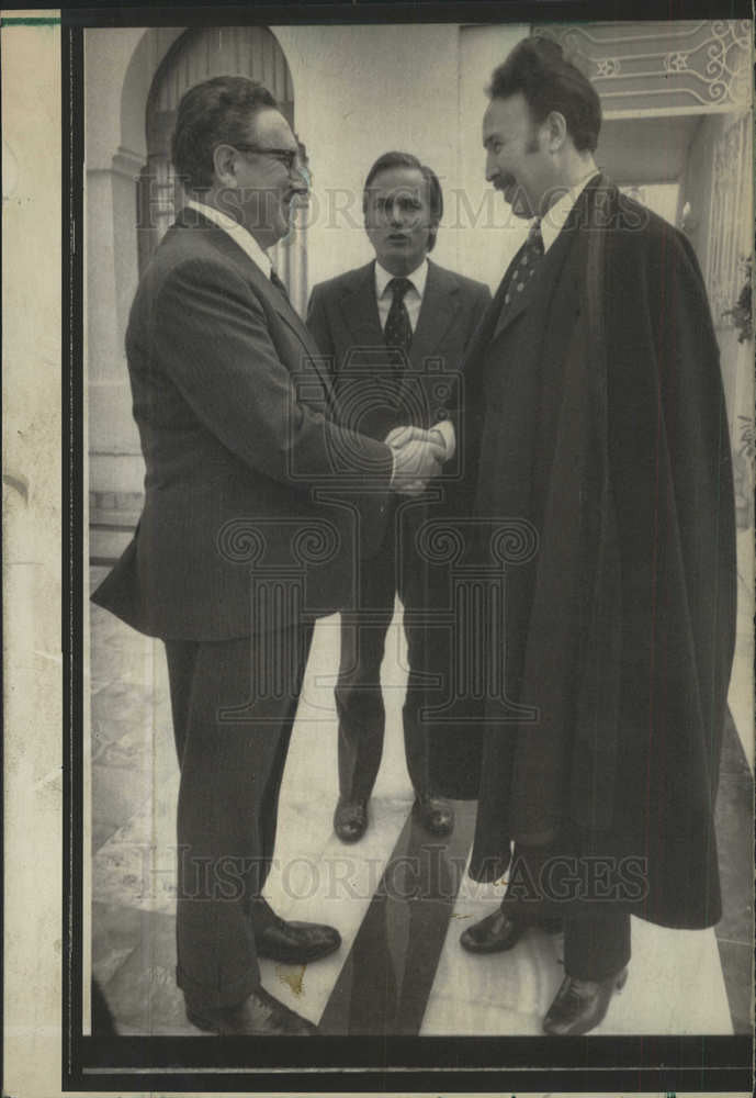 1974 Press Photo Algerian President Houri Boumedienne bids good-bye to Kissinger - Historic Images