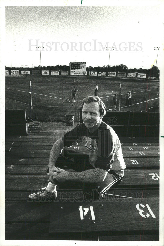 1977 Press Photo Tom Bonen Manager Windy City Stadium - Historic Images