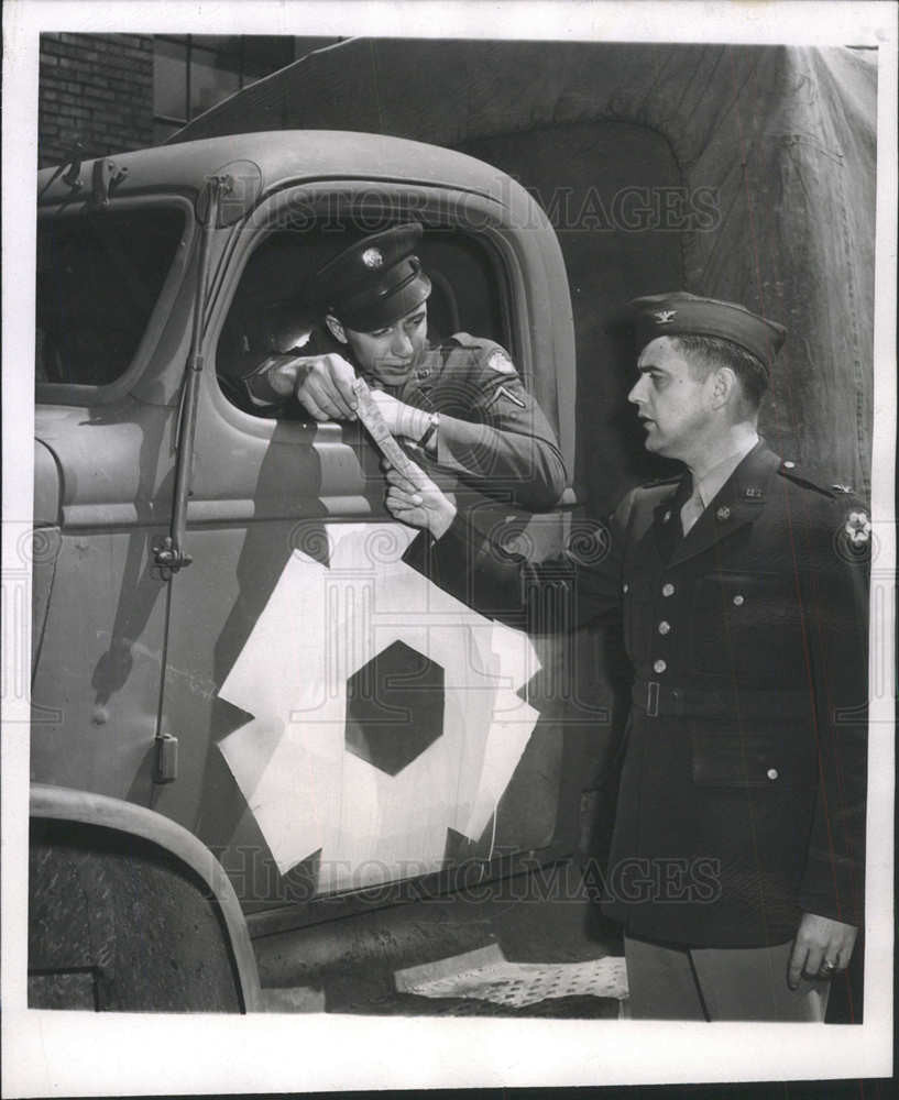 1945 Press Photo COL. I. SEWELL MORRIS TRANSPORTATION OFFICER PFC. LLOYD BENNETT - Historic Images