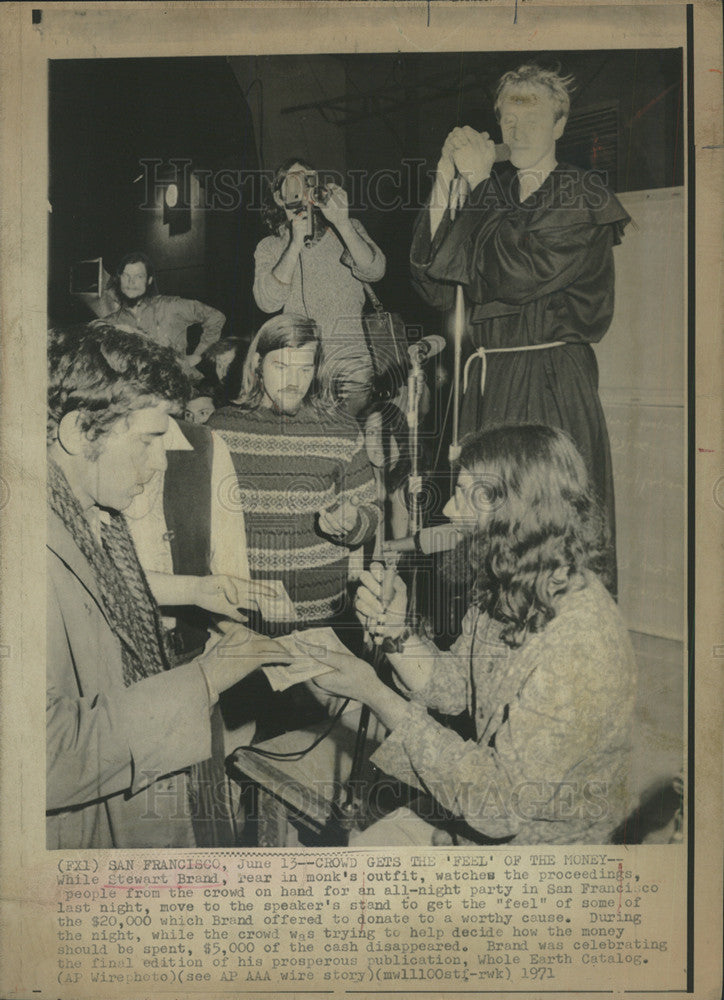 1971 Press Photo Crowd gets a feel of money, Brand watches proceedings. - Historic Images