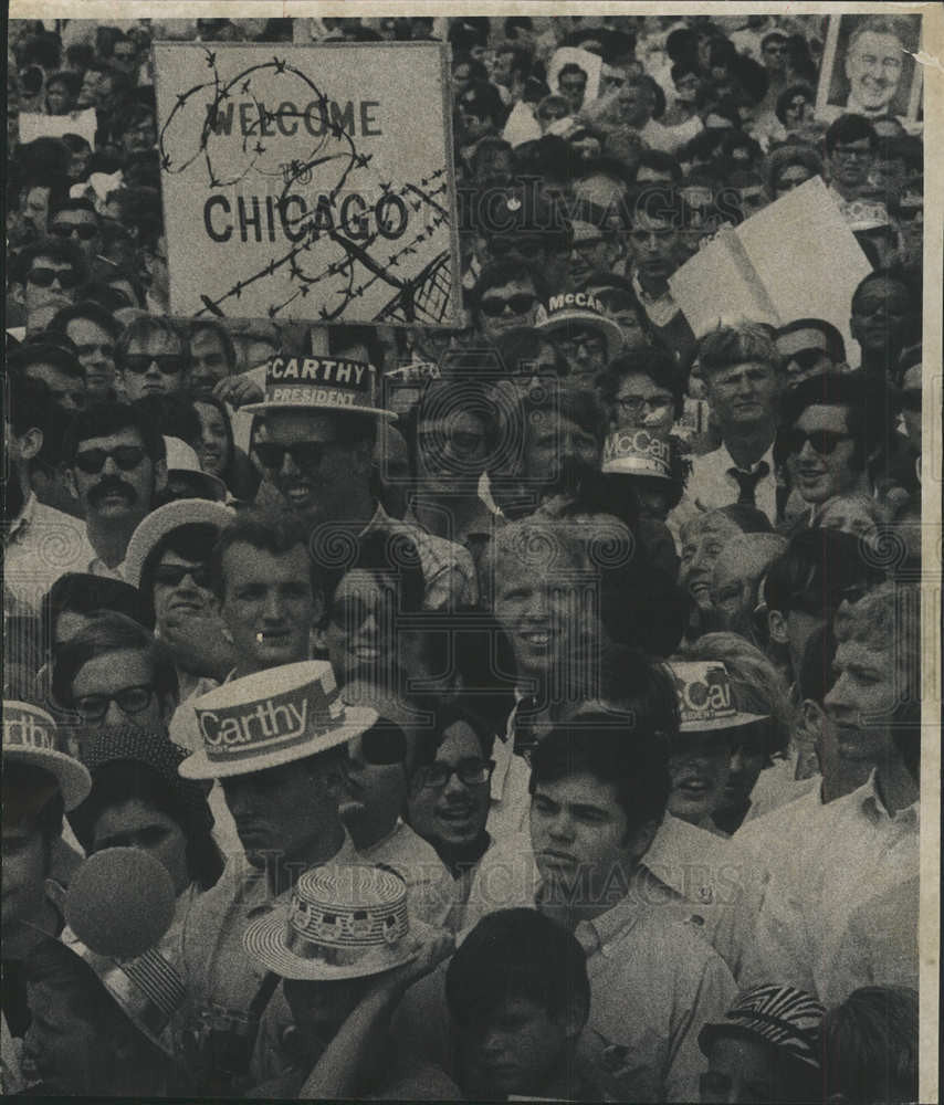 1966 Press Photo Eugene McCarthy American senator greet Chicago supporters - Historic Images