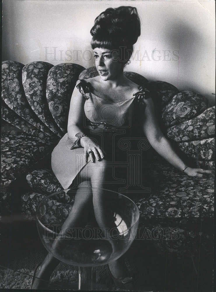 1967 Press Photo Laurie Brady Belly Dancer Ottawa - Historic Images