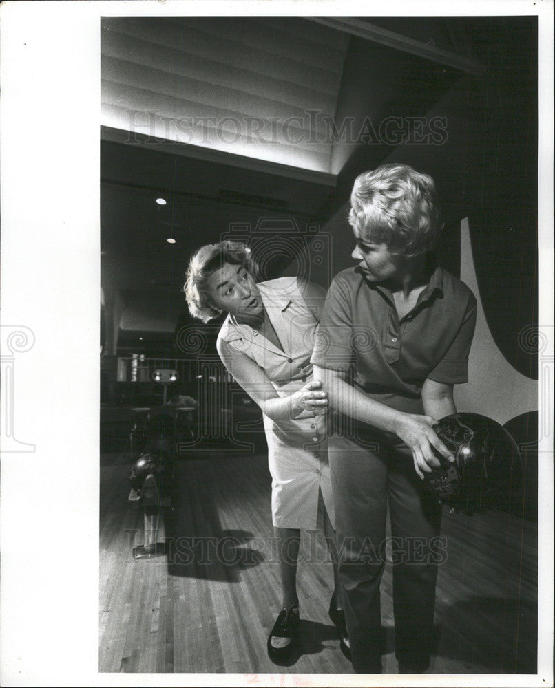 1960 Press Photo Kay Heggie Director Women Activities Old Orchard Twin Bowl - Historic Images