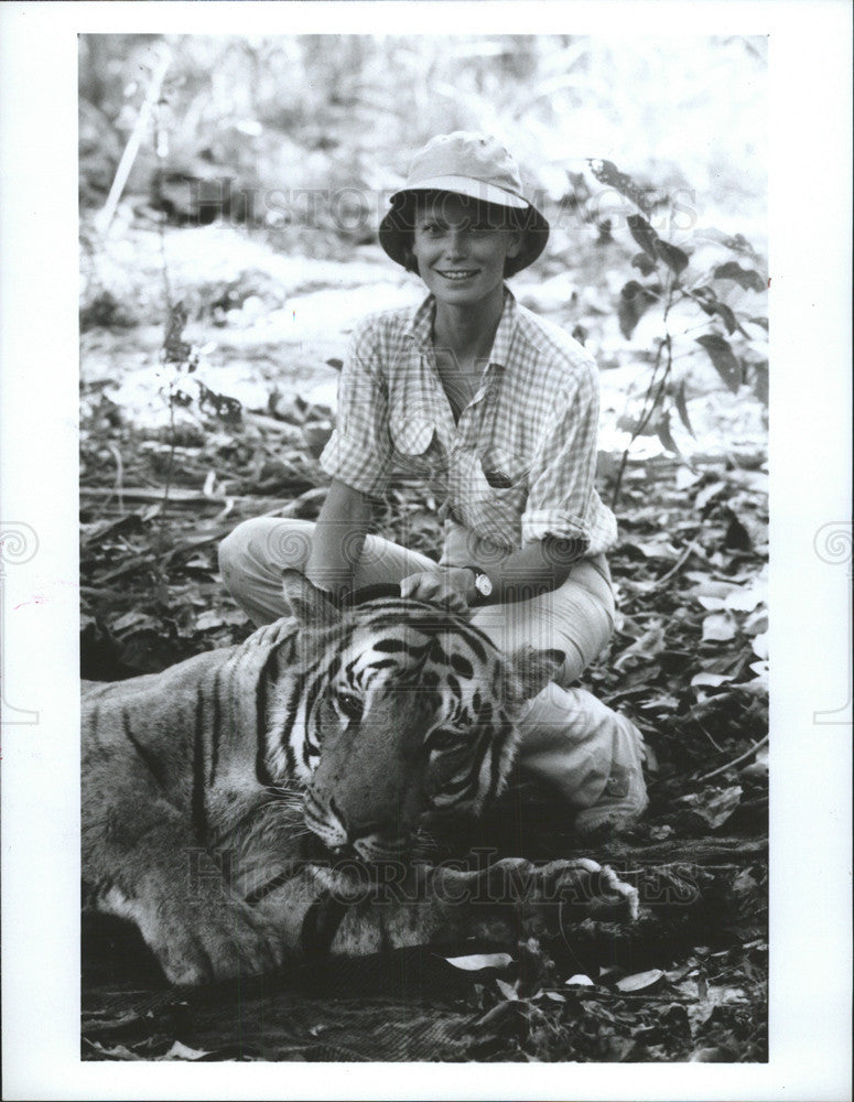 press photo Actress Shelley Hack with a tiger on set &quot;The American Sportsman&quot; - Historic Images