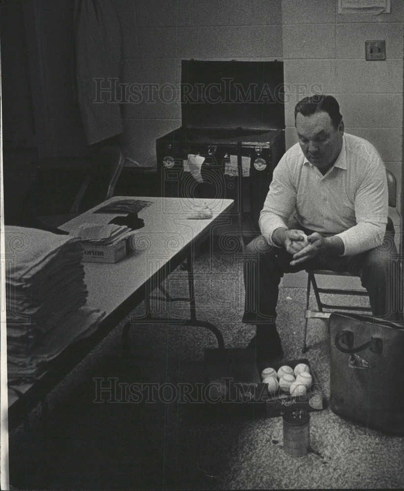 1970 Press Photo JIM HONOCHICK AMERICAN LEAGUE UMPIRE - Historic Images