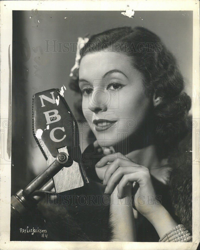 1937 Press Photo Lovely Maxine Owner Charm program nation Wide NBC Red Network - Historic Images