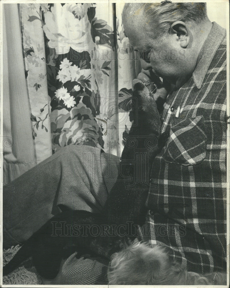 1953 Press Photo Carl O&#39; Marty Jr at wild animal shelter - Historic Images