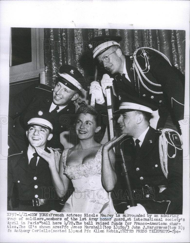 1960 Press Photo Nicole and soldiers in Paris - Historic Images