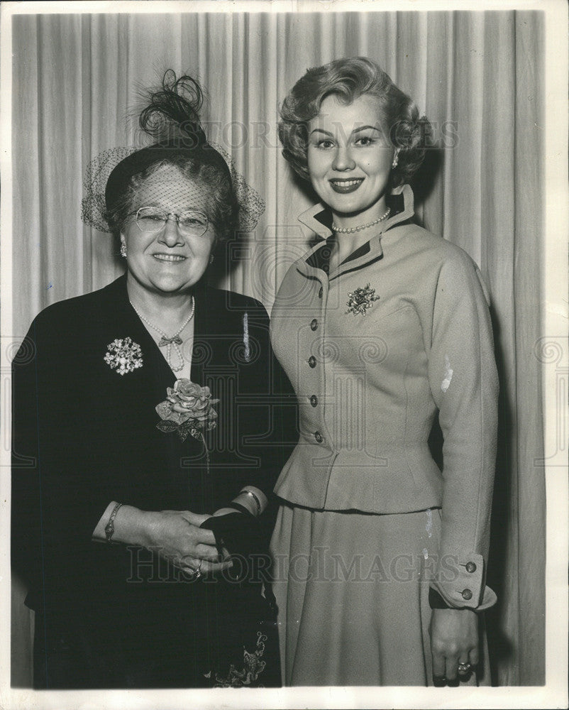 Press Photo Virginia May Standing With Her Mother Mrs Martha Jones - Historic Images