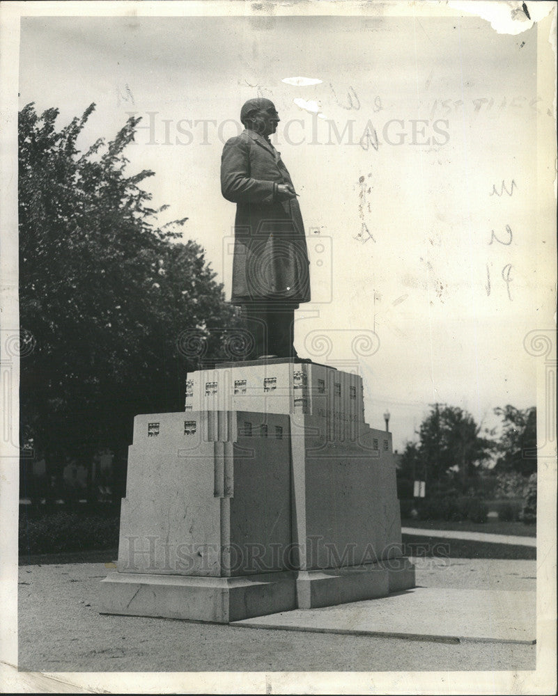 1937 Press Photo Stue Of Dr William Worrall Mayo, Father Of Mayo Brothers - Historic Images