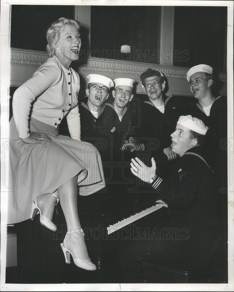 1952 Press Photo Ilona Massey and some sailors - Historic Images