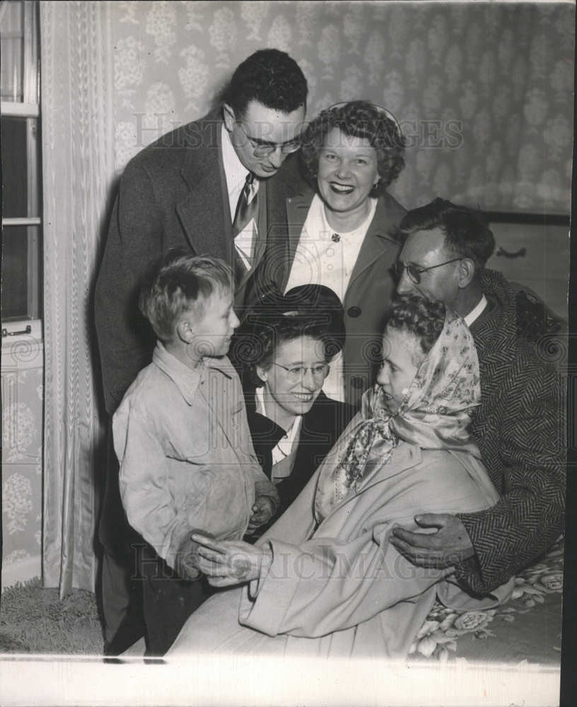 1949 Press Photo Dr Ed Cayla, Ruth Jouppi,Billy Mason and his family - Historic Images