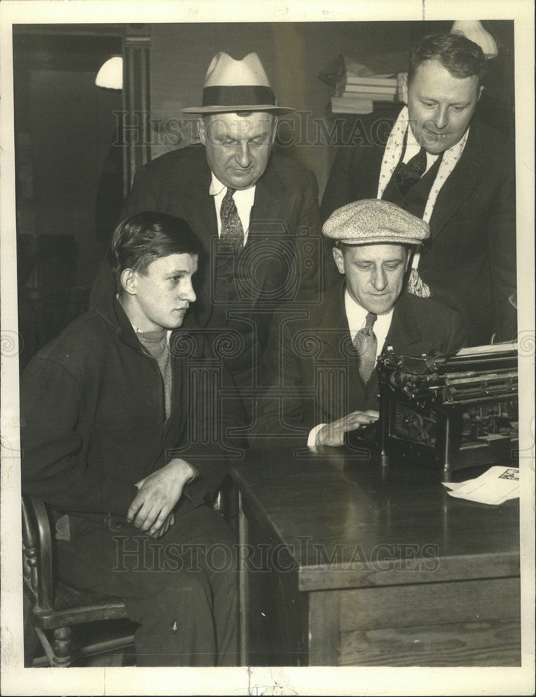 1934 Press Photo John Panfil with Sgt WJ Masopust at the Irving Park Police station - Historic Images