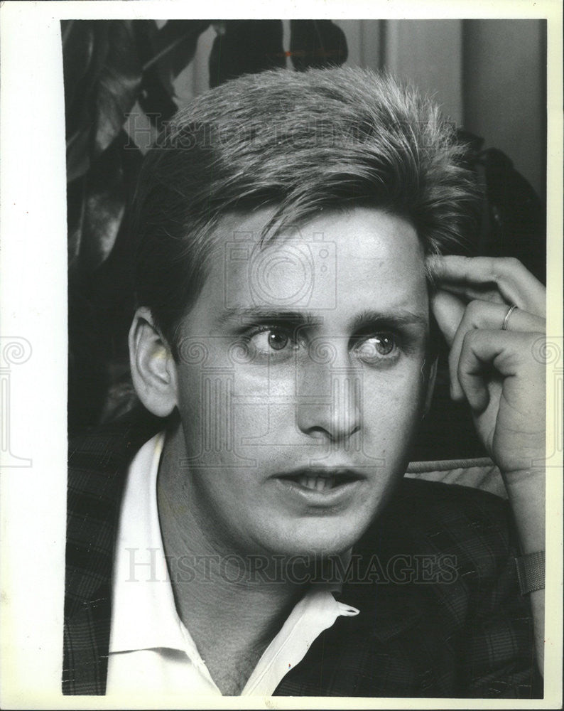 1985 Press Photo Emilio Esteves Talks Angry About Brat Pack Article - Historic Images