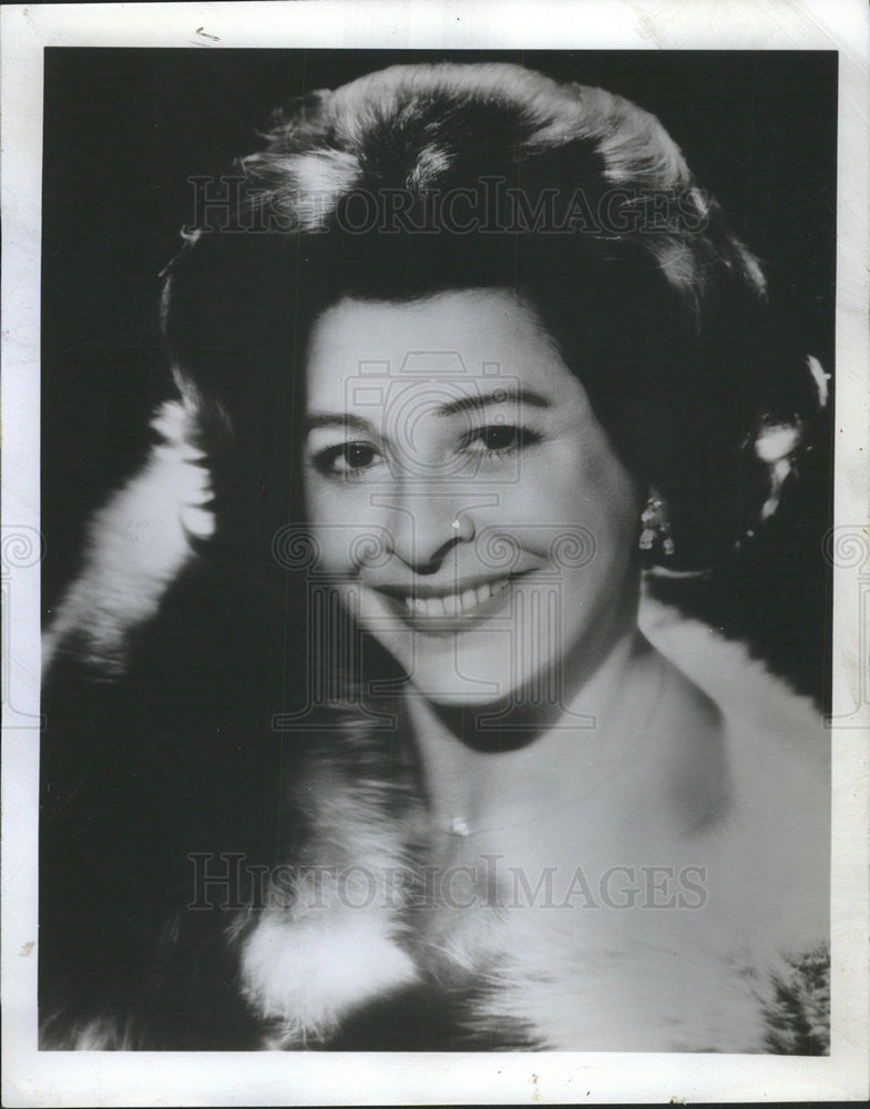 1968 Press Photo Pamela Mason In Fur In &quot;The Pleasure of His Company&quot; - Historic Images