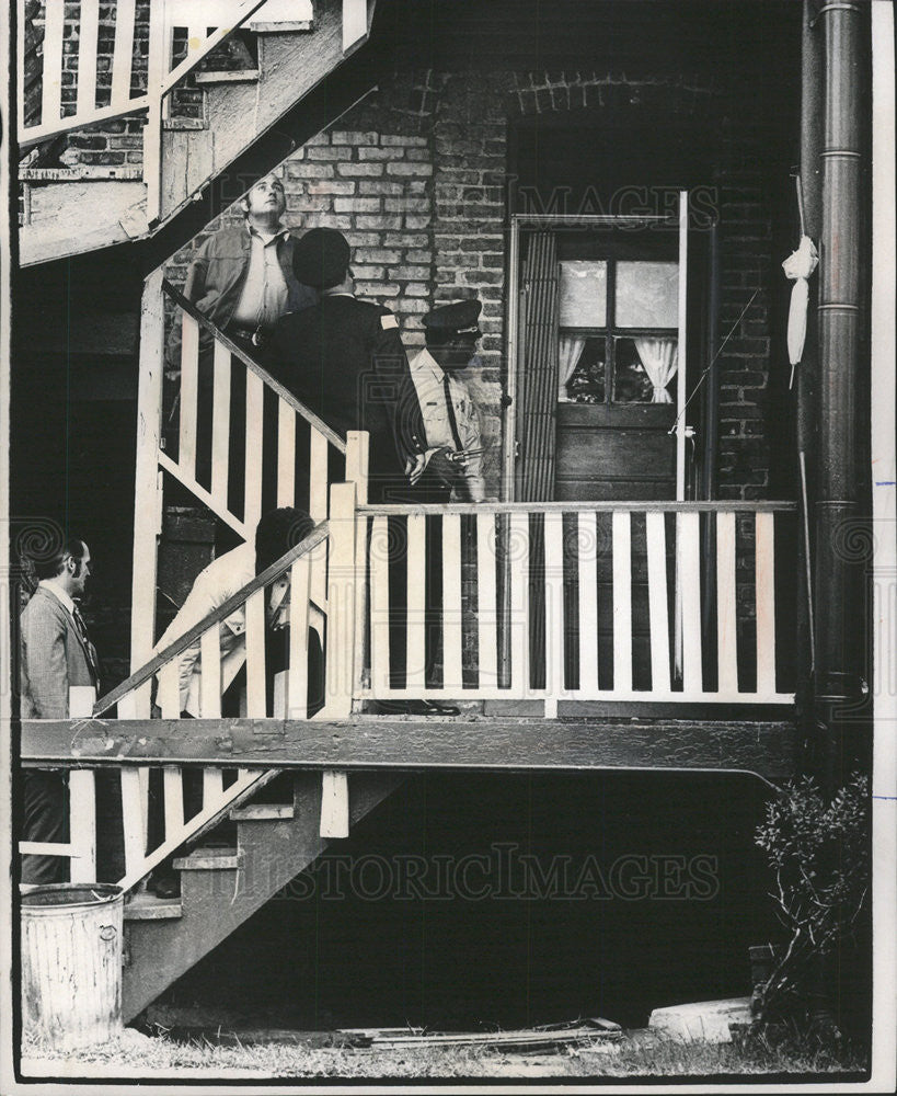 1971 Press Photo Officer Julius Brown tries to get John LaVelle to surrender - Historic Images