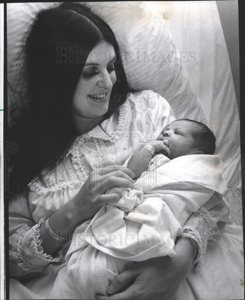 1973 Press Photo Mrs Barbara Lavery with newborn Gabrielle Elise - Historic Images