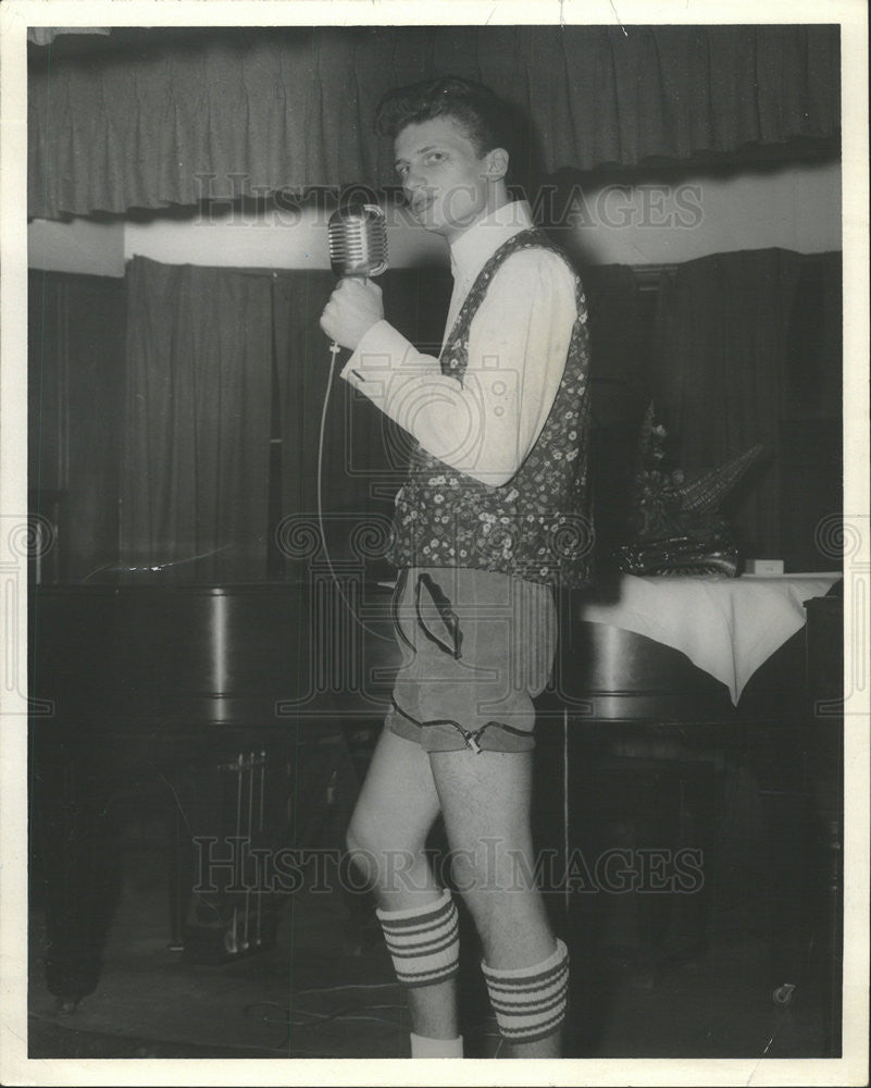 1969 Press Photo Marty Pimperi,singin waiter at casino - Historic Images