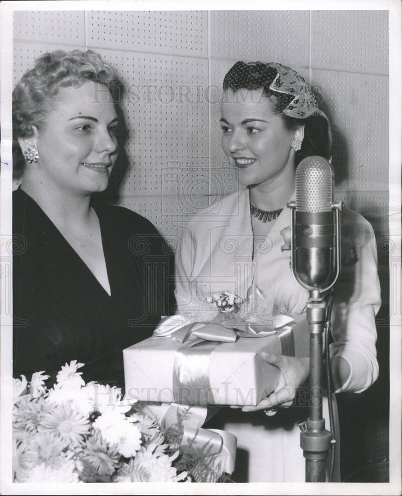 1964 Press Photo Miss Tomi Thurston Sweetest Day Ambassador Mrs Eileen Pikiel - Historic Images