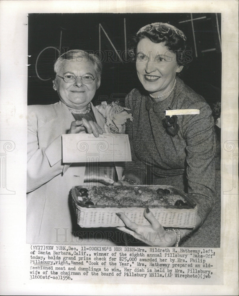 1956 Press Photo Pillsbury Bake Off Hildreth Hatheway Holds Grand Prize - Historic Images