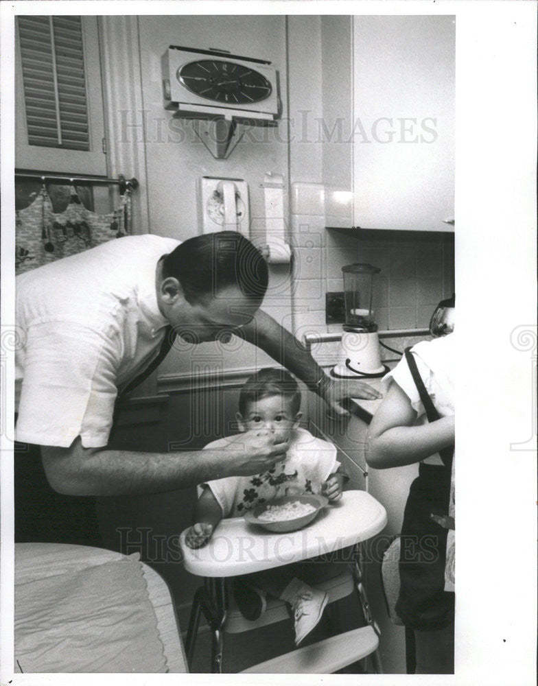 1960 Press Photo Mike Resnick feeds son Dan 4 - Historic Images