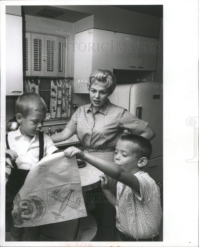 1960 Press Photo Mrs Mike resnick with sons Tom and Dan - Historic Images