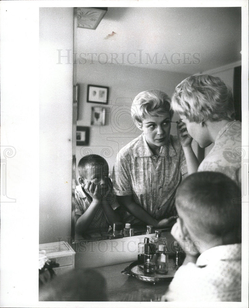 1960 Press Photo Mrs Remick New Eye Makeup - Historic Images