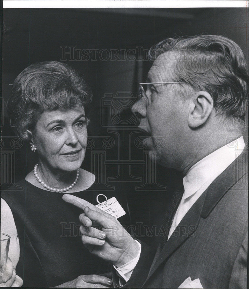 1967 Press Photo Mrs Allin K Ingalls Listens Albert Boelaerts Consul Belgium - Historic Images