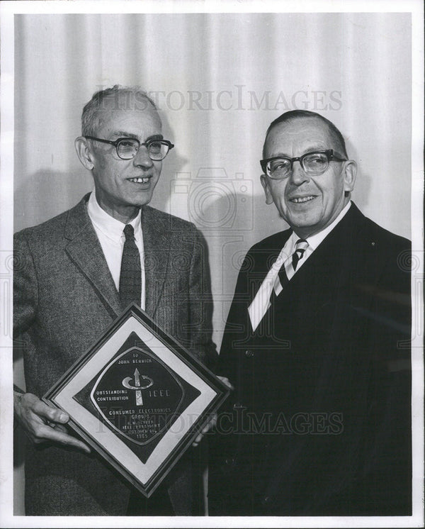 1965 Press Photo John L Rennick Color TV Zenith Radio Corporation ...