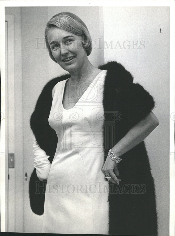 1965 Press Photo Mrs Robert J Reynolds modeling - Historic Images