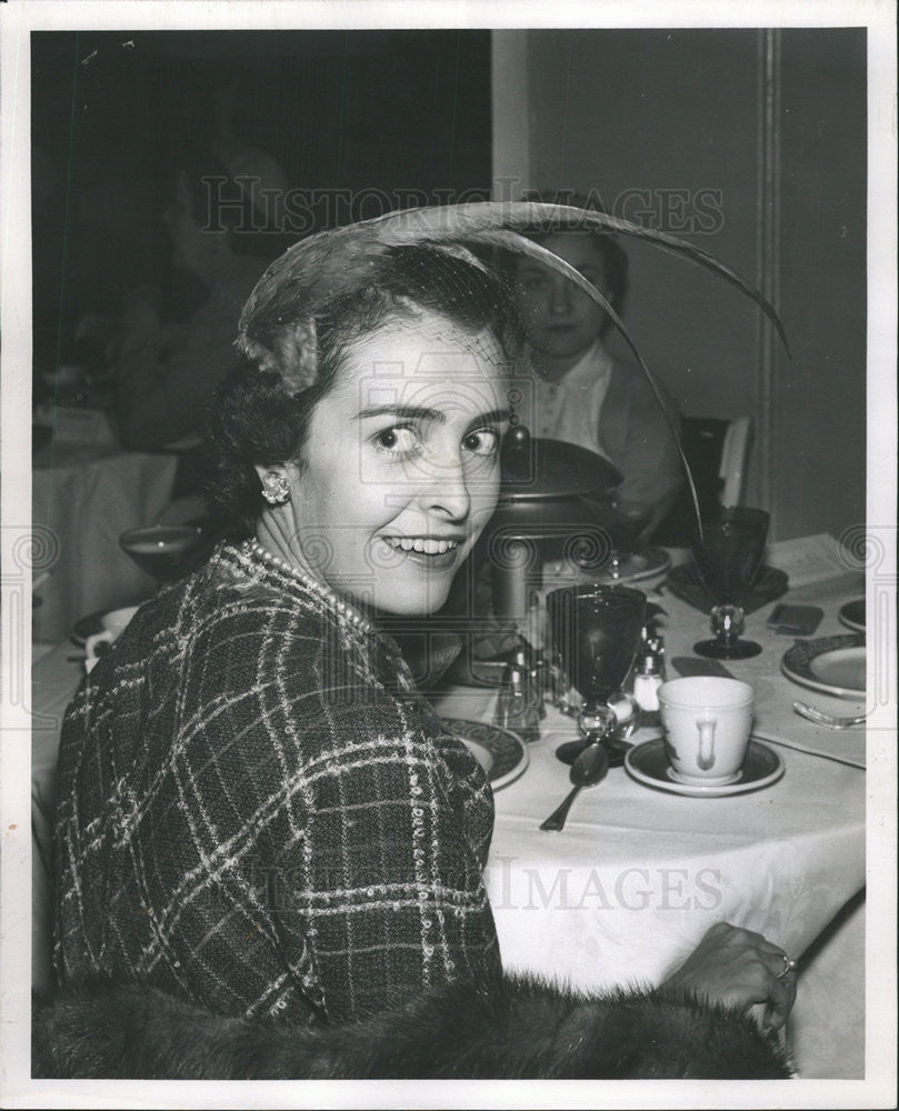 1954 Press Photo Mrs. Harry Reynolds Jr. Fashion Show House of the Good Shepherd - Historic Images