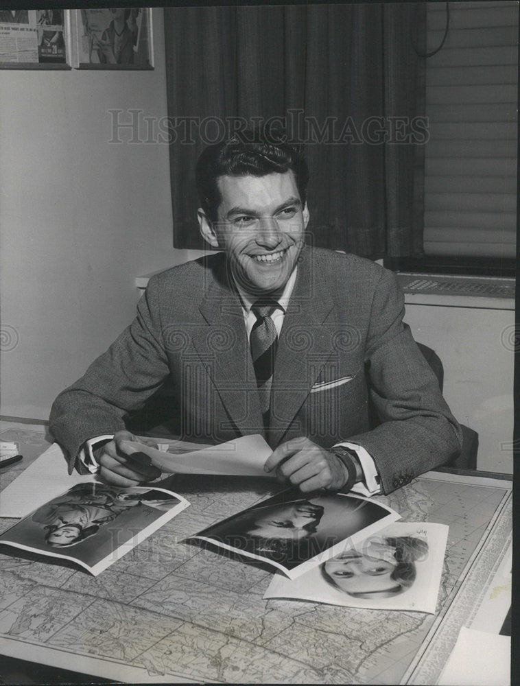 1952 Press Photo Sheldon Reynolds Writer Producer &quot;Foreign Intrigue&quot; - Historic Images