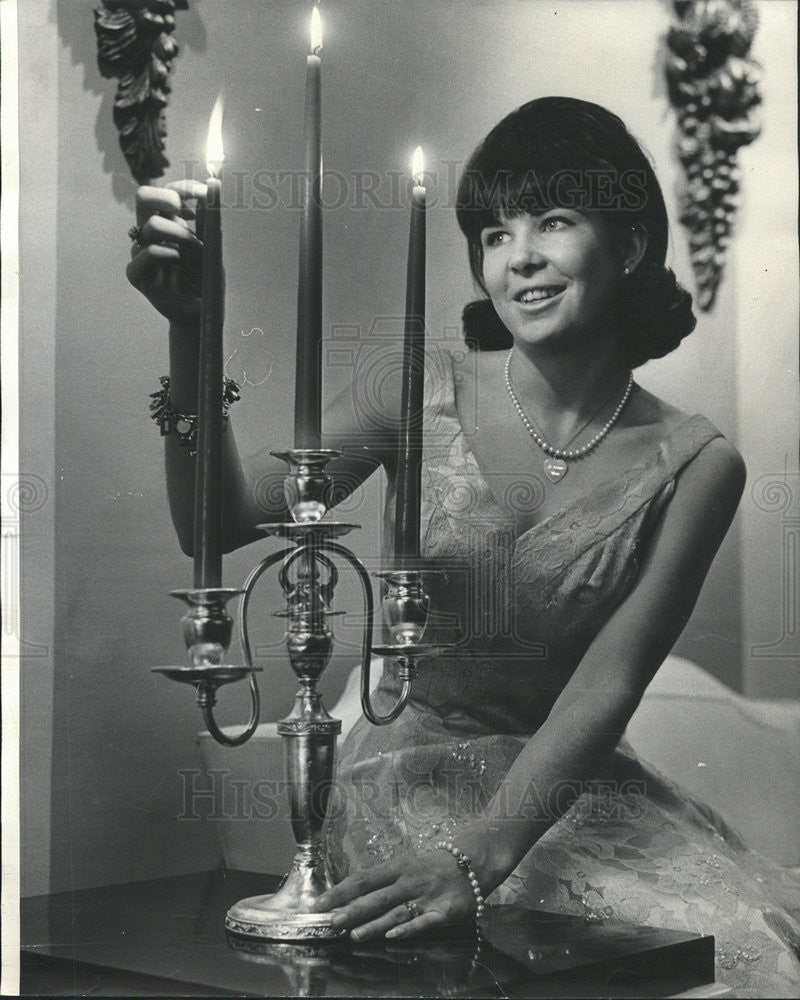 1966 Press Photo Mary Alice Reynolds lights a candle annual Candlelight Ball - Historic Images