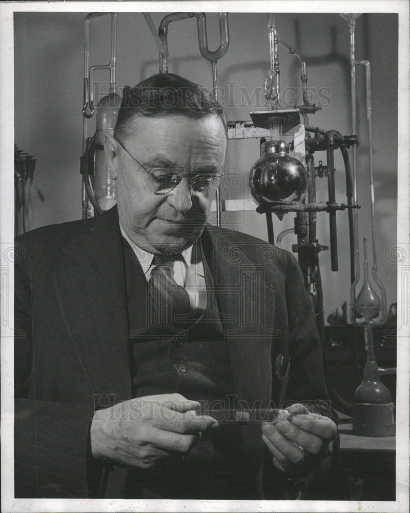 1946 Press Photo Dr. Harvey rentaschler Director of research westinghouse lamp D - Historic Images