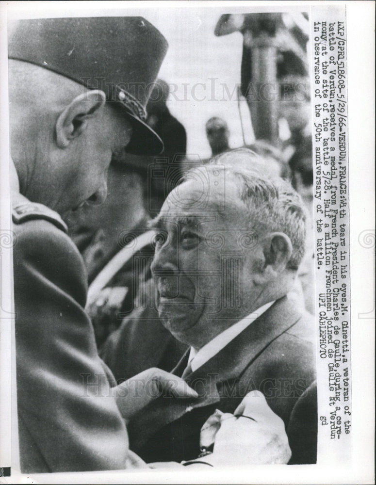 1966 Press Photo M.Ginetti gets medal from Charles de Gaulle - Historic Images