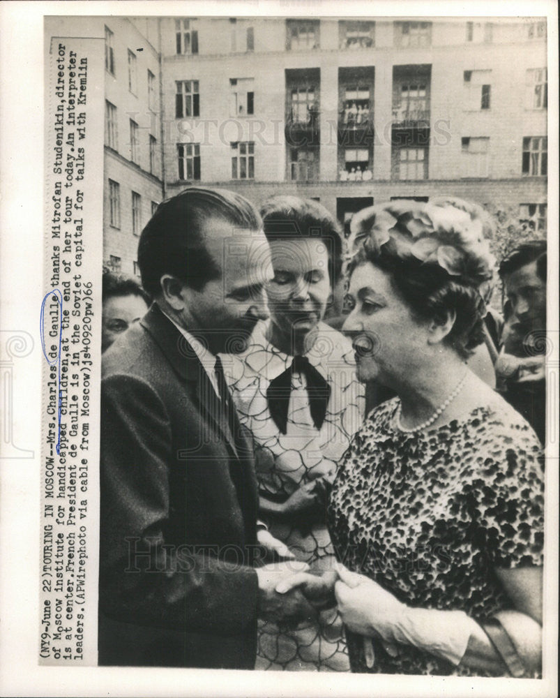 1966 Press Photo Mrs Charles de Gaulle,Mitrofan Studenikin and interpreter - Historic Images