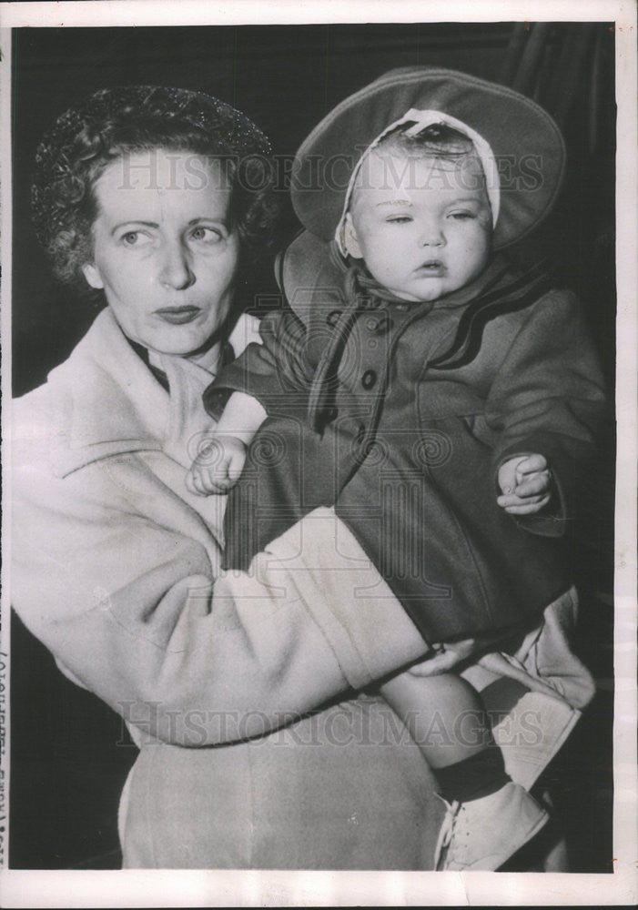 1950 Press Photo Shiela Reno and mom Mrs Louis Reno after flight for surgery - Historic Images