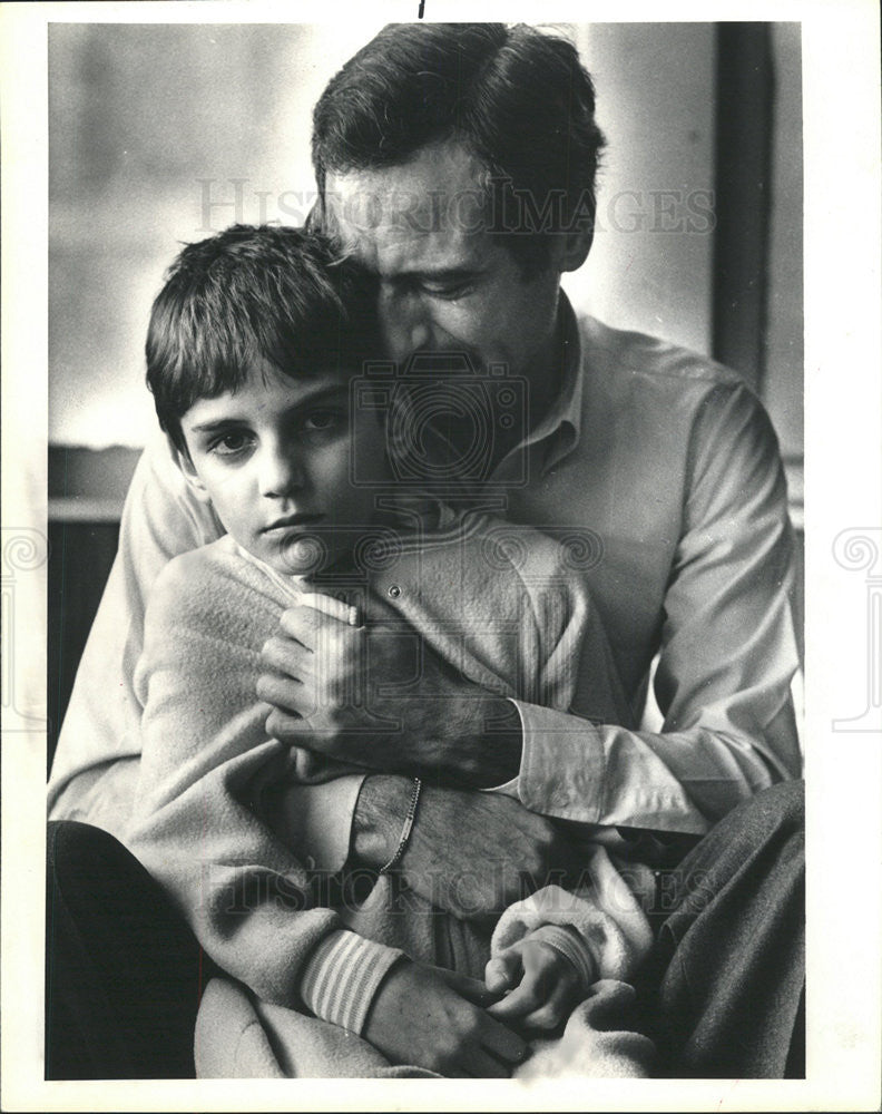 1987 Press Photo Father Ali Yacoub hold Jon 8 after oterh 2 children drowned - Historic Images