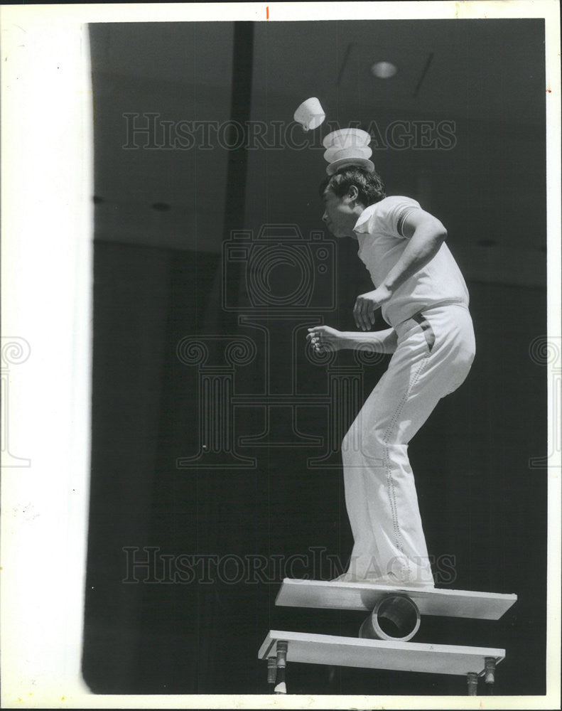 1986 Press Photo Xu Yong Chang, as the acrobats&#39; chef - Historic Images